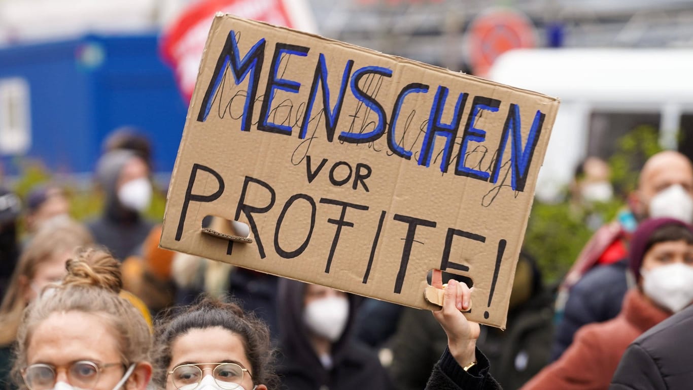 Berliner Mieter demonstrierten diese Woche gegen das Aus des Mietendeckels. Vielen droht nun eine hohe Nachzahlung – nicht jeder hat dafür die Rücklagen.
