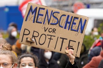 Berliner Mieter demonstrierten diese Woche gegen das Aus des Mietendeckels. Vielen droht nun eine hohe Nachzahlung – nicht jeder hat dafür die Rücklagen.