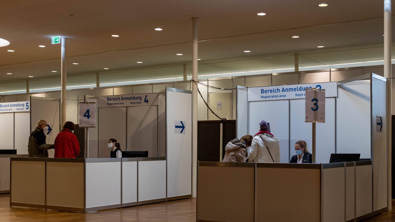 Blick ins kommunale Corona-Impfzentrum in der Schwarzwaldhalle in Karlsruhe (Archivbild): Manche Beschäftigte wurden offenbar nicht rechtzeitig bezahlt.