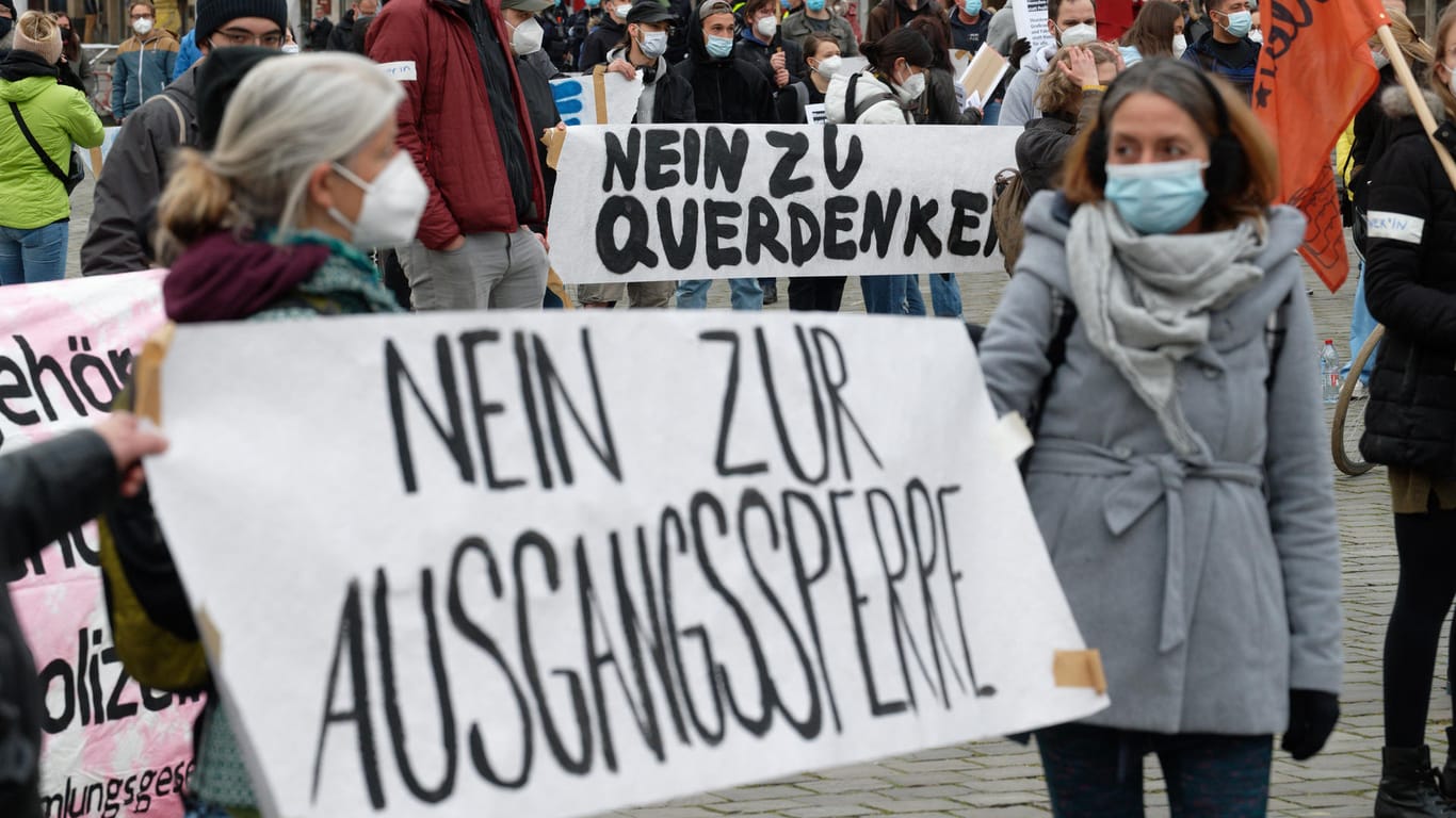 Nein zur Ausgangssperre, aber auch zu "Querdenken": In Köln haben rund 250 Menschen für andere Maßnahmen gegen das Coronavirus demonstriert.