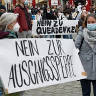 Nein zur Ausgangssperre, aber auch zu "Querdenken": In Köln haben rund 250 Menschen für andere Maßnahmen gegen das Coronavirus demonstriert.