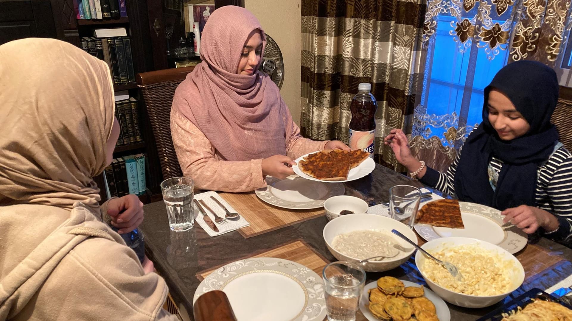 Aamna Azhar-Khan (Mitte) beim Fastenbrechen im Kreis der Familie.