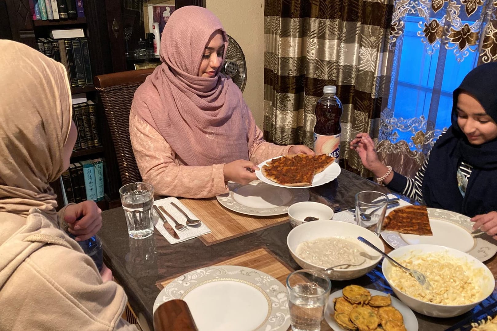 Aamna Azhar-Khan (Mitte) beim Fastenbrechen im Kreis der Familie.