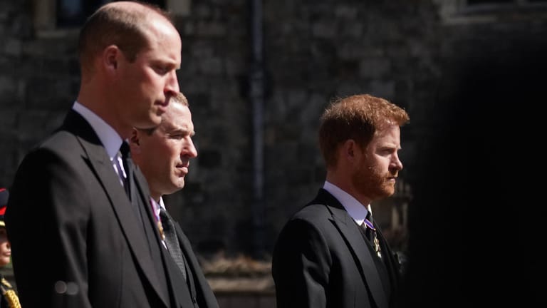 Beisetzung von Prinz Philip: Beim Trauermarsch lief Peter Phillips zwischen Harry und William.
