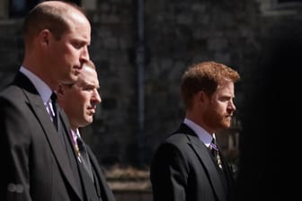 Beisetzung von Prinz Philip: Beim Trauermarsch lief Peter Phillips zwischen Harry und William.