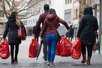 Belebung des lokalen Einzelhandels: Wirtschafsweise Truger befürwortet dafür auch Einkaufsgutscheine an jeden Bürger.