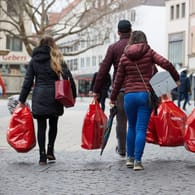 Belebung des lokalen Einzelhandels: Wirtschafsweise Truger befürwortet dafür auch Einkaufsgutscheine an jeden Bürger.