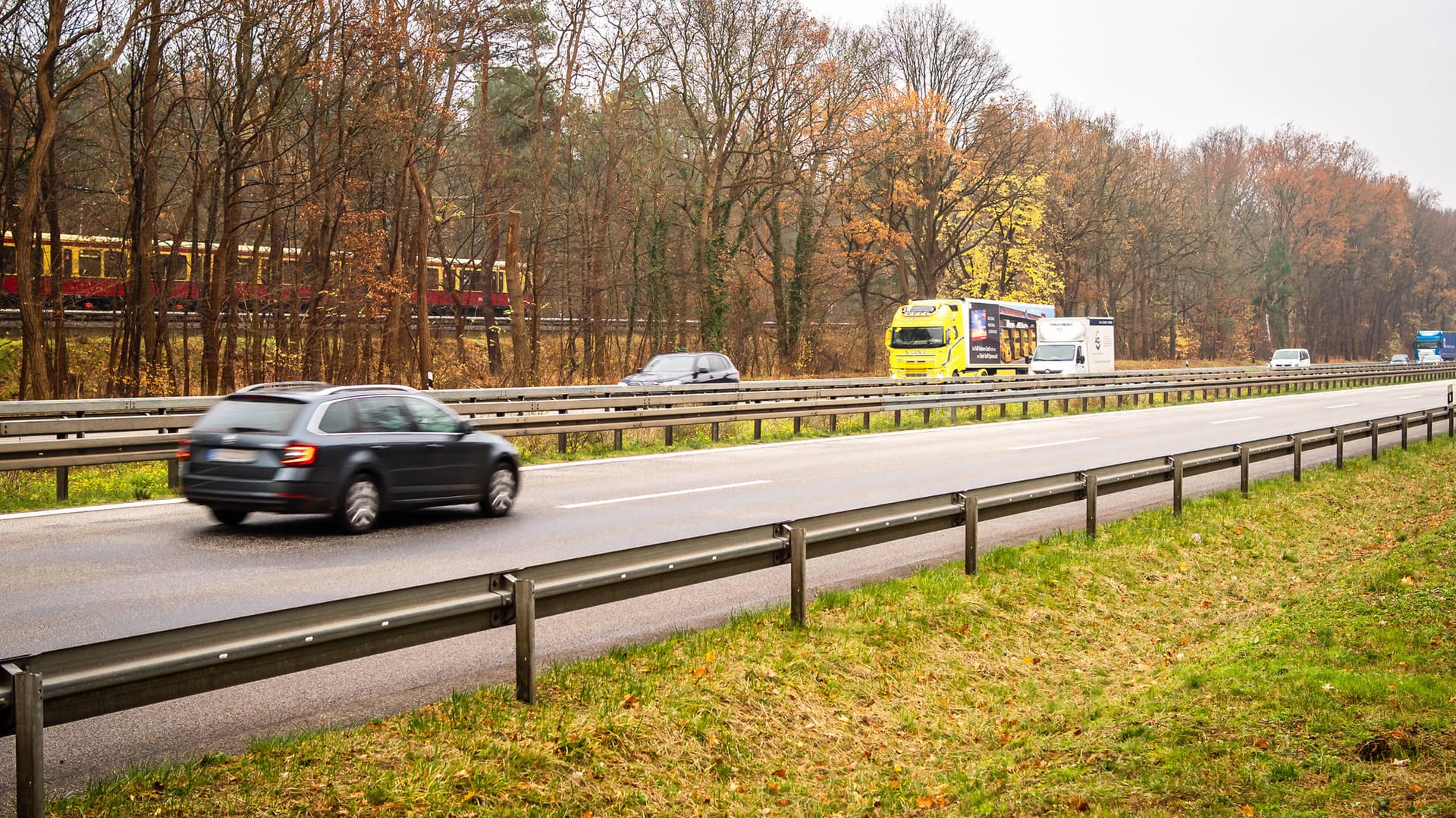 Die AVUS (Automobil-Verkehrs- und Übungsstraße) in Berlin (Archivbild): Statt der erlaubten 100 Stundenkilometer ist ein Autofahrer hier mit über 230 Sachen erwischt worden. Die AVUS (Automobil-Verkehrs- und Übungsstraße) in Berlin (Archivbild): Statt der erlaubten 100 Stundenkilometer ist ein Autofahrer hier mit über 230 Sachen erwischt worden.