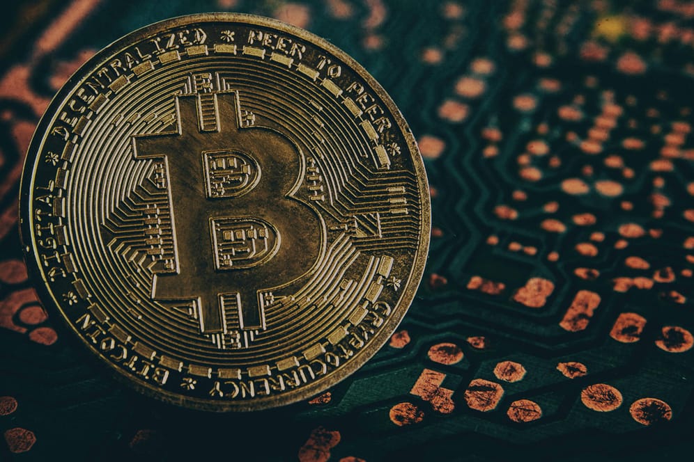 Eine Bitcoin-Münze: Die Digitalwährung florierte in der Krise, zog aber auch viel Missmut von staatlichen Institutionen auf sich.