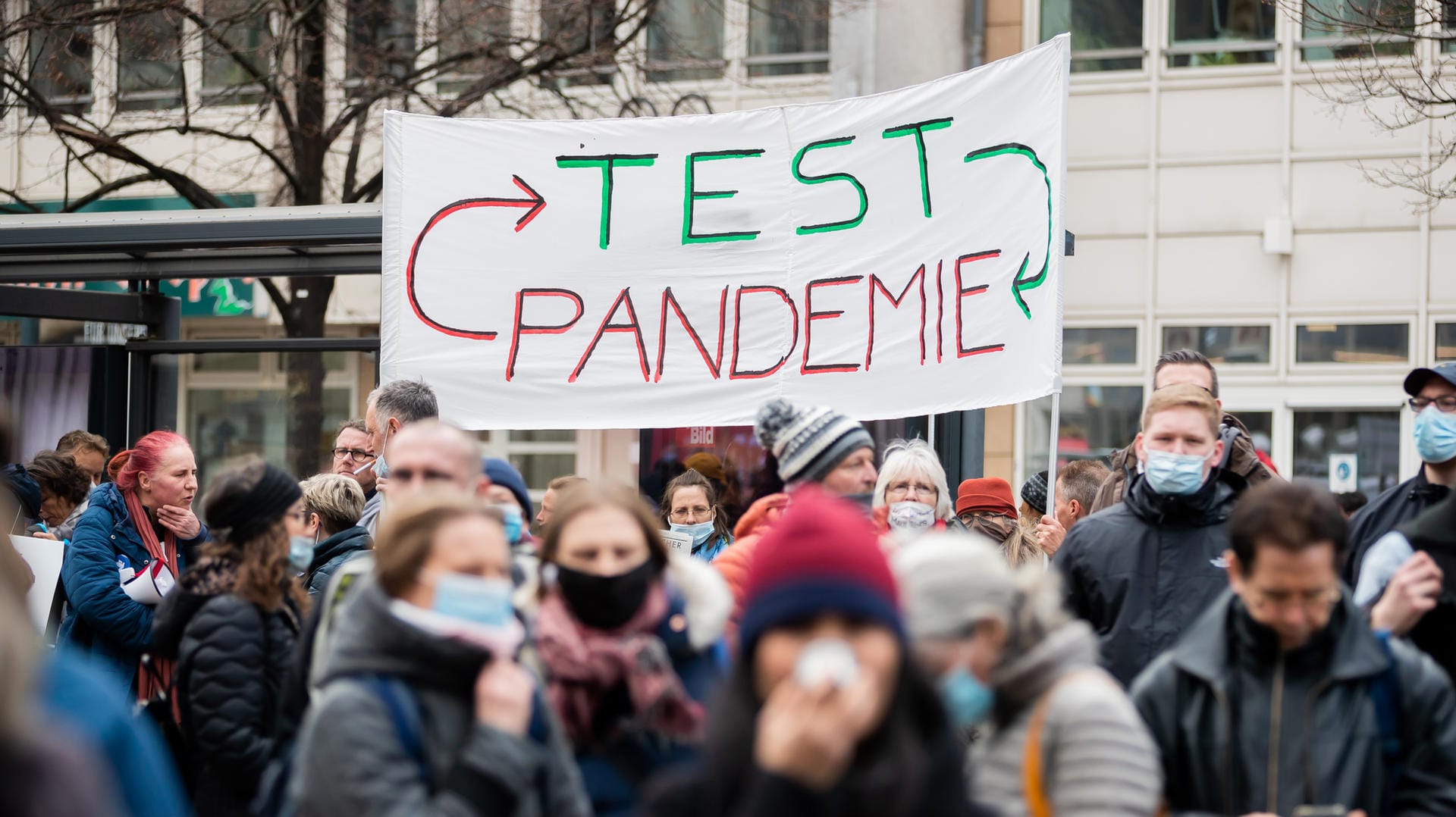 Ein nicht belegter Kreislauf aus Test und Pandemie wird bei einer Kundgebung gegen die Corona-Maßnahmen vor dem Bundesgesundheitsministerium auf einem Banner dargestellt: Dutzender der der Demonstranten wurden wegen verschiedener Verstöße festgenommen.