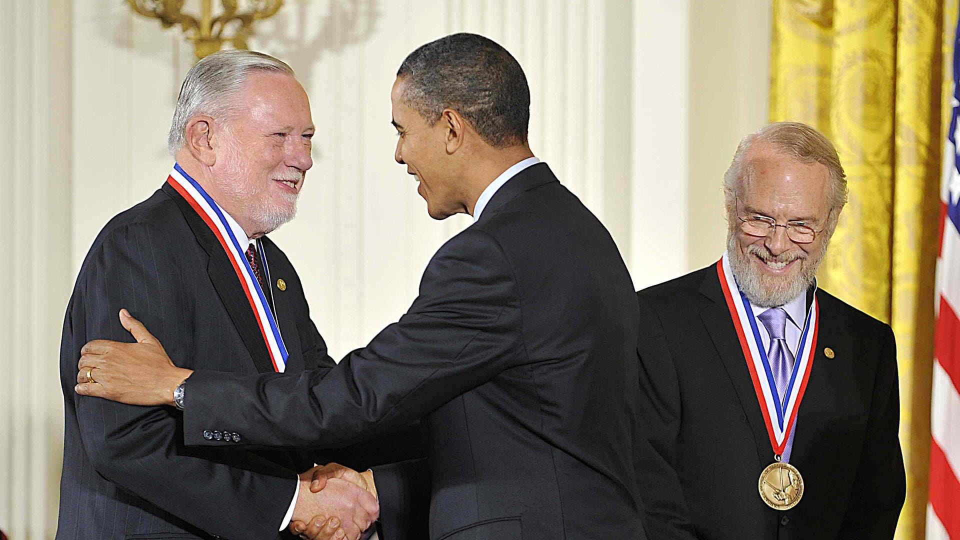 Ehrung der Adobe-Gründer Charles Geschke (l.) und John Warnock (r.): 2009 erhielten beide die National Medaille für Technologie und Innovation – am Freitag verstarb Geschke im Kreis seiner Familie.