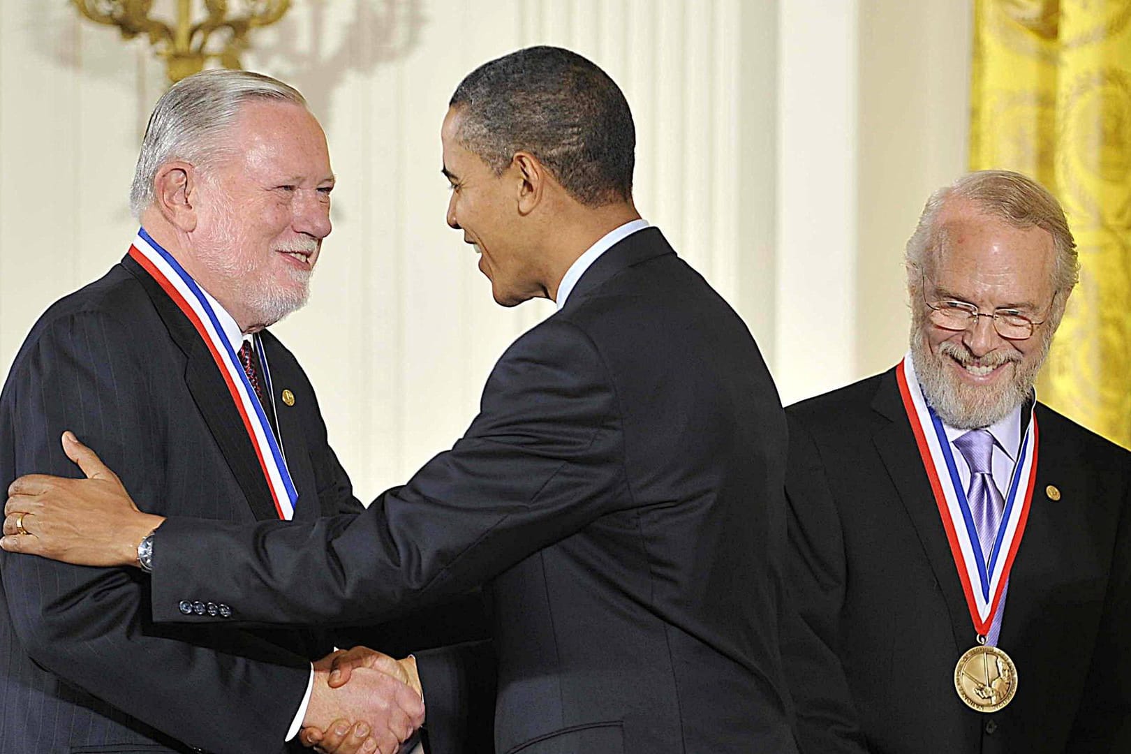 Ehrung der Adobe-Gründer Charles Geschke (l.) und John Warnock (r.): 2009 erhielten beide die National Medaille für Technologie und Innovation – am Freitag verstarb Geschke im Kreis seiner Familie.
