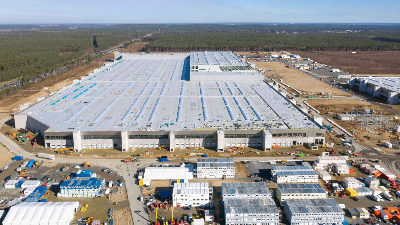 Teslas "Giga Factory" in Grünheide: Die Batterieproduktion könnte 100.000 Jobs nach Deutschland holen – nicht nur bei Tesla.