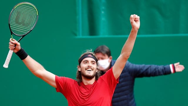 Stefanos Tsitsipas freut sich über seinen Sieg.