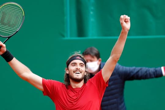 Stefanos Tsitsipas freut sich über seinen Sieg.