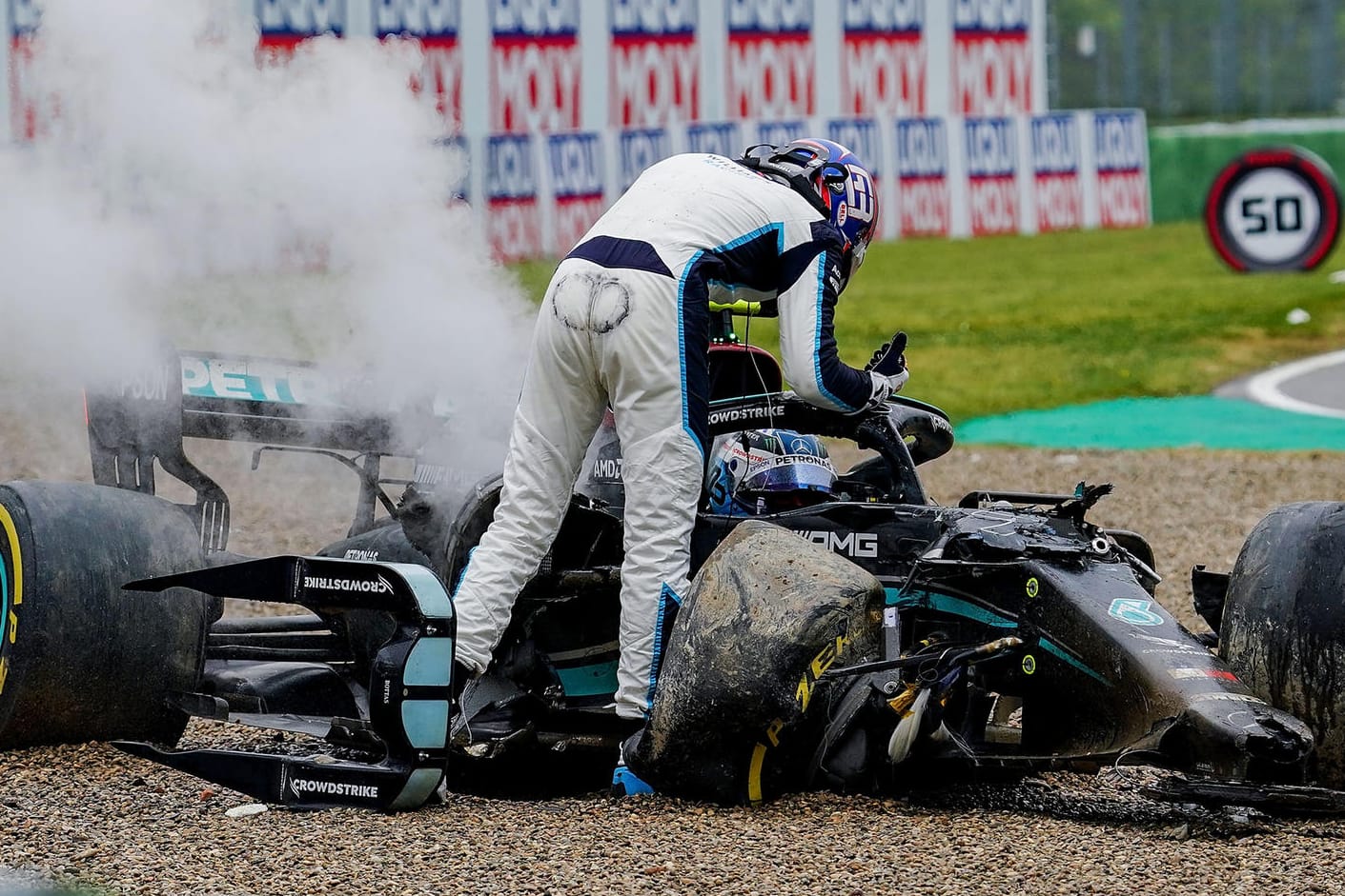 Erhitzte Gemüter: George Russell (l.) am Auto von Valtteri Bottas nach dem Crash.