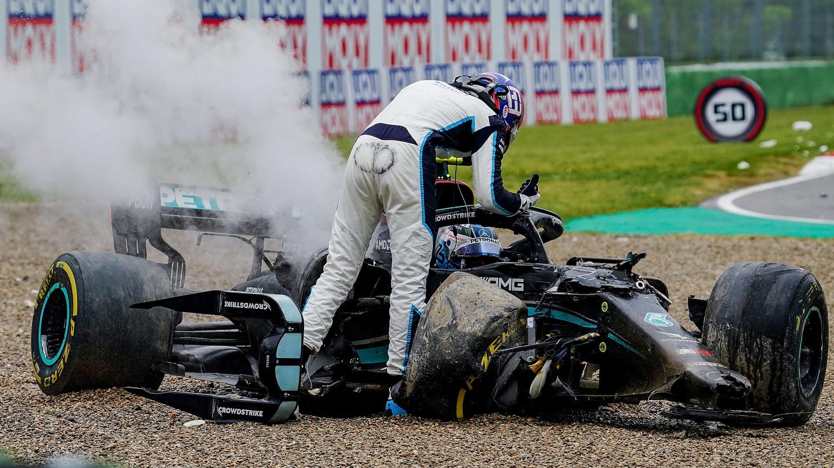 Erhitzte Gemüter: George Russell (l.) am Auto von Valtteri Bottas nach dem Crash.