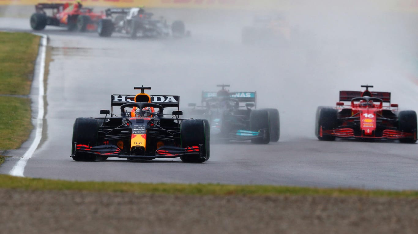 Sieger: Max Verstappen im Red Bull (l.), hier auf der Strecke vor Mercedes-Pilot Lewis Hamilton (M.) und Charles Leclerc (Ferrari).