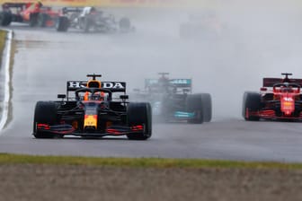Sieger: Max Verstappen im Red Bull (l.), hier auf der Strecke vor Mercedes-Pilot Lewis Hamilton (M.) und Charles Leclerc (Ferrari).