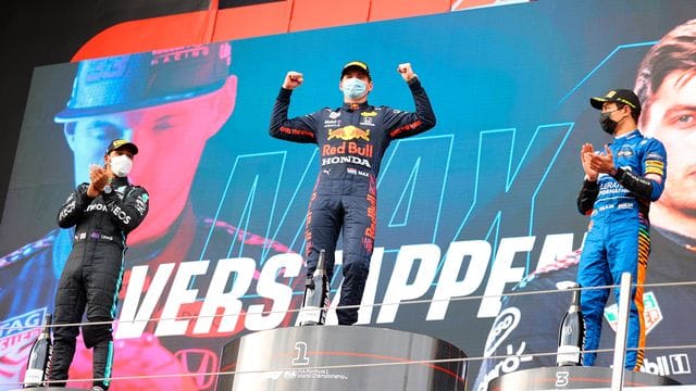 Sieger Max Verstappen (M) steht mit dem Zweitplatzierten Lewis Hamilton (l) und dem Drittplatzierten Lando Norris auf dem Podium. Sieger Max Verstappen (M) steht mit dem Zweitplatzierten Lewis Hamilton (l) und dem Drittplatzierten Lando Norris auf dem Podium.