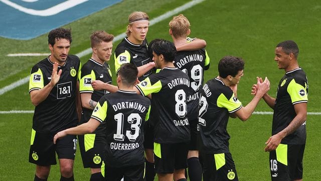 Dortmunds Spieler feiern das Tor zum 3:1 durch Stürmer-Star Erling Haaland. Dortmunds Spieler feiern das Tor zum 3:1 durch Stürmer-Star Erling Haaland.