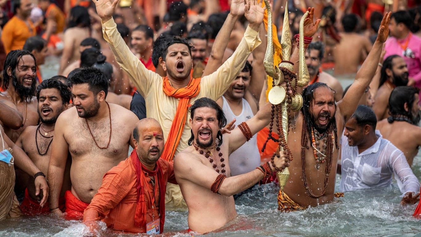 Ein Bad im Ganges: Kumbh Mela im indischen Haridwar.