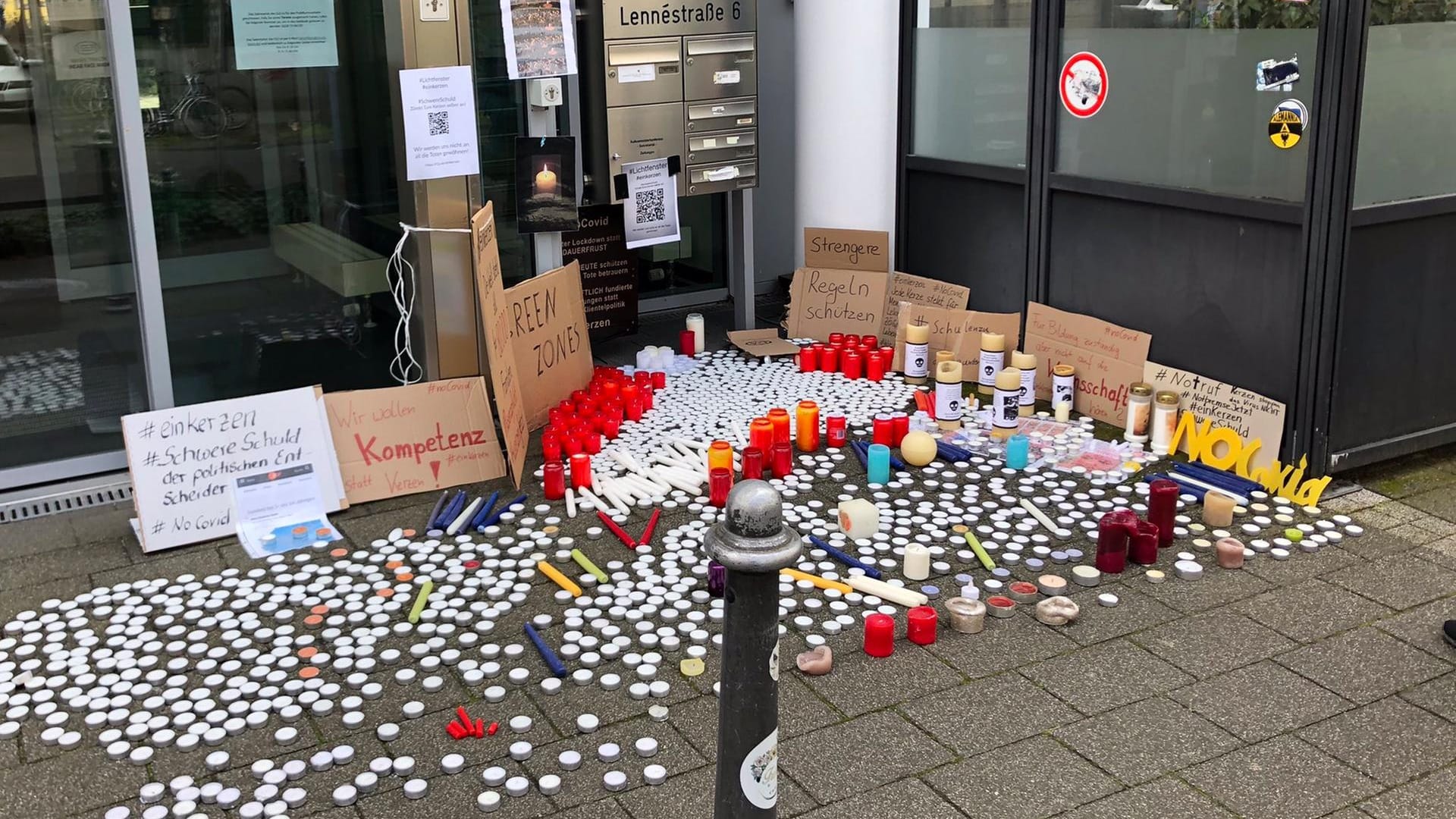 Bonn: Die Kulturministerkonferenz bekam vor ihr Büro besonders viele Kerzen gelegt. Kultusminister hatten lange erklärt, in Schulen komme es nicht nennenswertem zu Infektionen. Die Länder versäumten auch vielfach Investionen in besseren Infektionsschutz in Schulen.