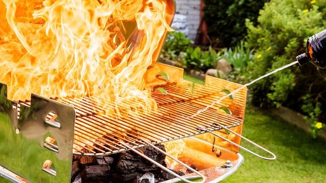 Grillen: Spiritus, Alkohol oder gar Benzin erhöhen die Hitze im Grill extrem.