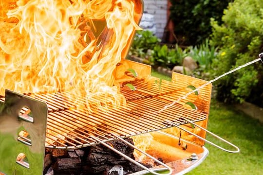 Grillen: Spiritus, Alkohol oder gar Benzin erhöhen die Hitze im Grill extrem.