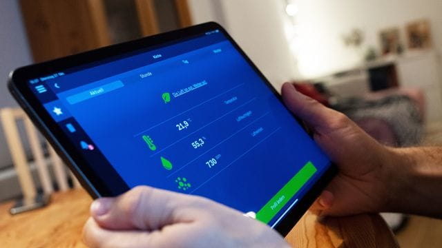 Alles unter Kontrolle: Über das Tablet können Bewohner die Luftqualität im Raum steuern.