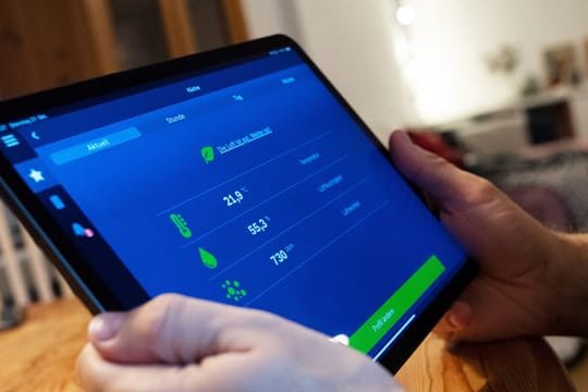 Alles unter Kontrolle: Über das Tablet können Bewohner die Luftqualität im Raum steuern.