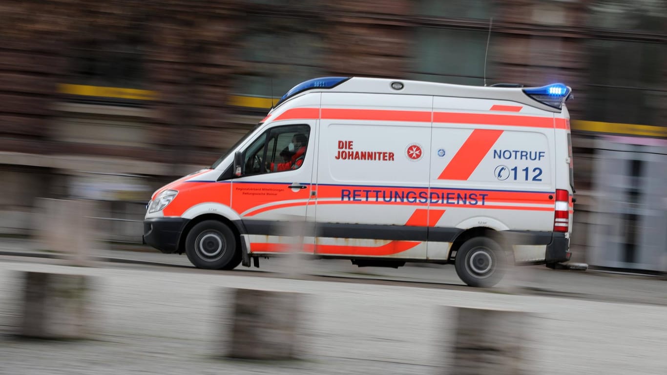 Ein Rettungswagen im Einsatz (Symbolbild): Bei einem Unfall in Leipzig wurden drei Personen schwer verletzt.