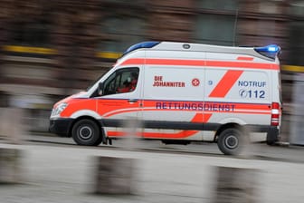 Ein Rettungswagen im Einsatz (Symbolbild): Bei einem Unfall in Leipzig wurden drei Personen schwer verletzt.