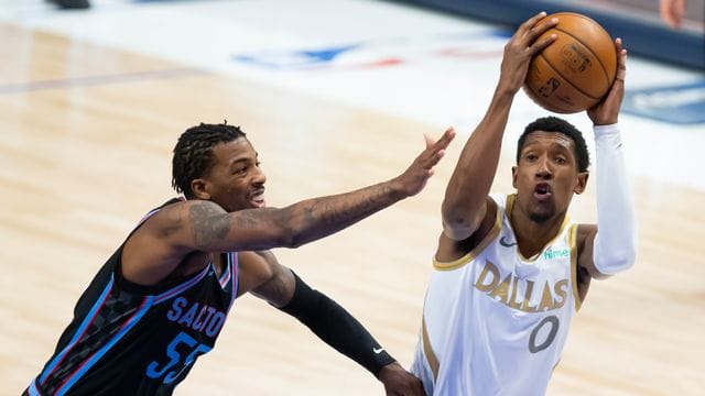 Josh Richardson (r) von den Dallas Mavericks und Delon Wright von den Sacramento Kings in Aktion. Josh Richardson (r) von den Dallas Mavericks und Delon Wright von den Sacramento Kings in Aktion.
