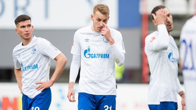 Nach dem 0:4 beim SC Freiburg stehen die Schalker Profis geschlagen auf dem Spielfeld.