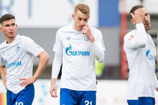 Nach dem 0:4 beim SC Freiburg stehen die Schalker Profis geschlagen auf dem Spielfeld.