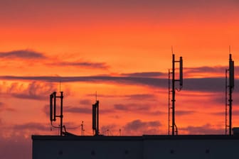 Mobilfunk-Antennen in der Abenddämmerung: Für 3G-Funk ist bald Schluss
