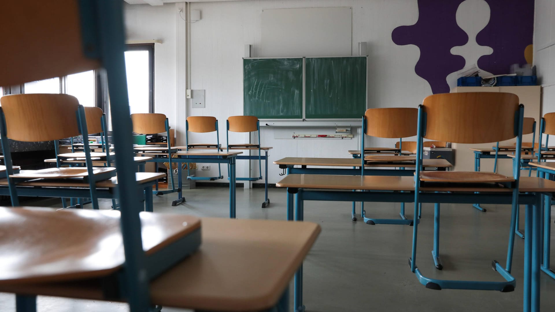 Ein leeres Klassenzimmer (Symbolbild): Bielefeld zieht die Corona-Notbremse. Ein leeres Klassenzimmer (Symbolbild): Bielefeld zieht die Corona-Notbremse.