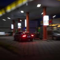 Eine Tankstelle in der Nacht (Symbolbild): In Frankfurt hat ein Unbekannter Geld und Tabak bei einem Überfall erbeutet.