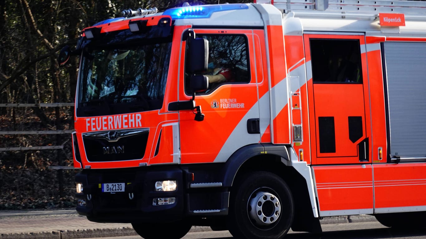 Löschzug der Berliner Feuerwehr auf Einsatzfahrt: In Berlin haben zwei Autos gebrannt.