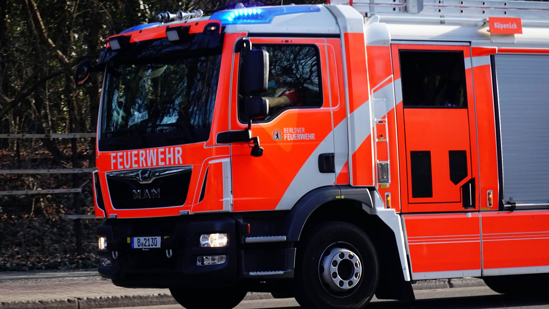 Löschzug der Berliner Feuerwehr auf Einsatzfahrt: In Berlin haben zwei Autos gebrannt. Löschzug der Berliner Feuerwehr auf Einsatzfahrt: In Berlin haben zwei Autos gebrannt.
