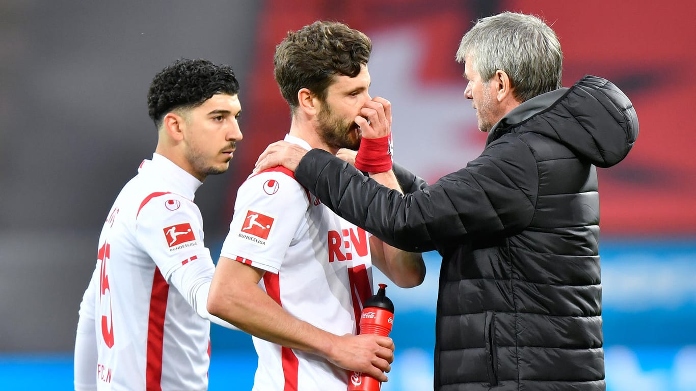 Jonas Hector (Mitte) redet nach dem Spiel mit Kölns Trainer Friedhelm Funkel (rechts): Der FC versinkt im Abstiegssumpf.