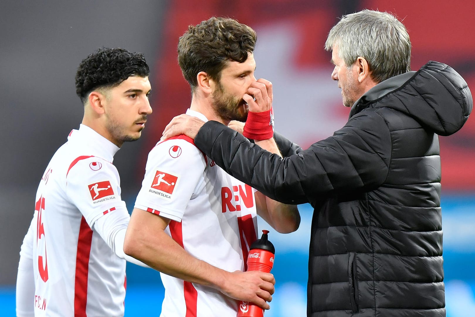 Jonas Hector (Mitte) redet nach dem Spiel mit Kölns Trainer Friedhelm Funkel (rechts): Der FC versinkt im Abstiegssumpf.