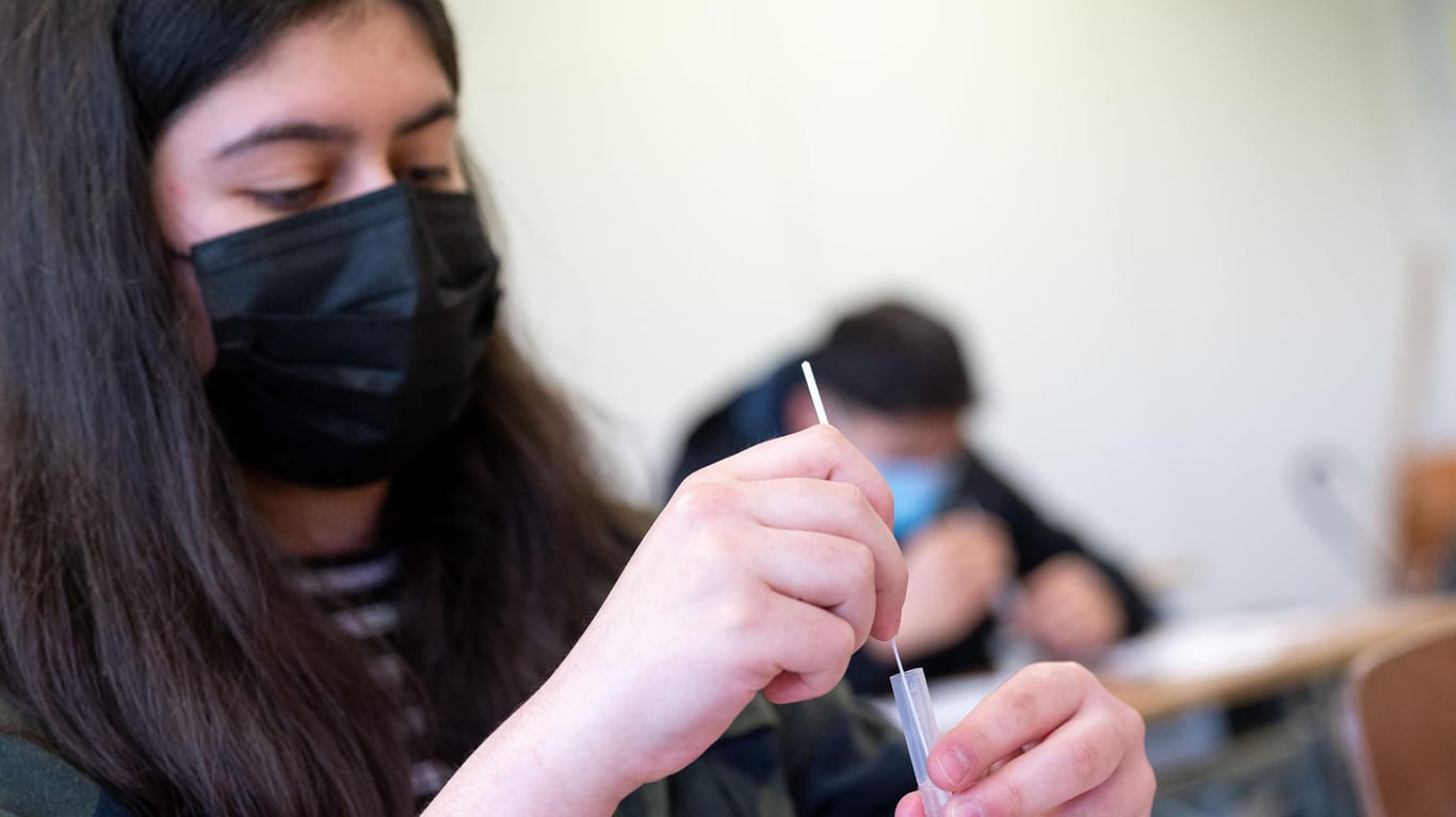 Eine Schülerin macht vor Unterrichtsbeginn einen Corona-Antigen-Schnelltest: Viele Kinder und Jugendliche in Nordrhein-Westfalen können seit Montag wieder zum Präsenzunterricht.