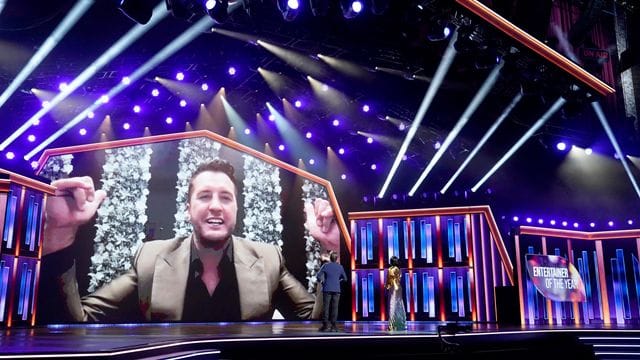 US-Country-Star Luke Bryan jubelt über seine Auszeichnung als "Entertainer des Jahres. US-Country-Star Luke Bryan jubelt über seine Auszeichnung als "Entertainer des Jahres.