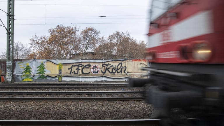 Ein FC-Köln-Tag am Bahnhof Ehrenfeld (Archivbild): Züge und Bahnhöfe sind beliebte Ziele von Sprayern.
