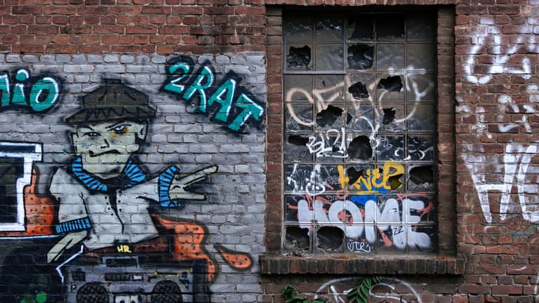 Eingeworfene Fensterscheiben und Graffiti in Poll: Die Zahl von Spray-Aktionen in Köln nimmt zu.
