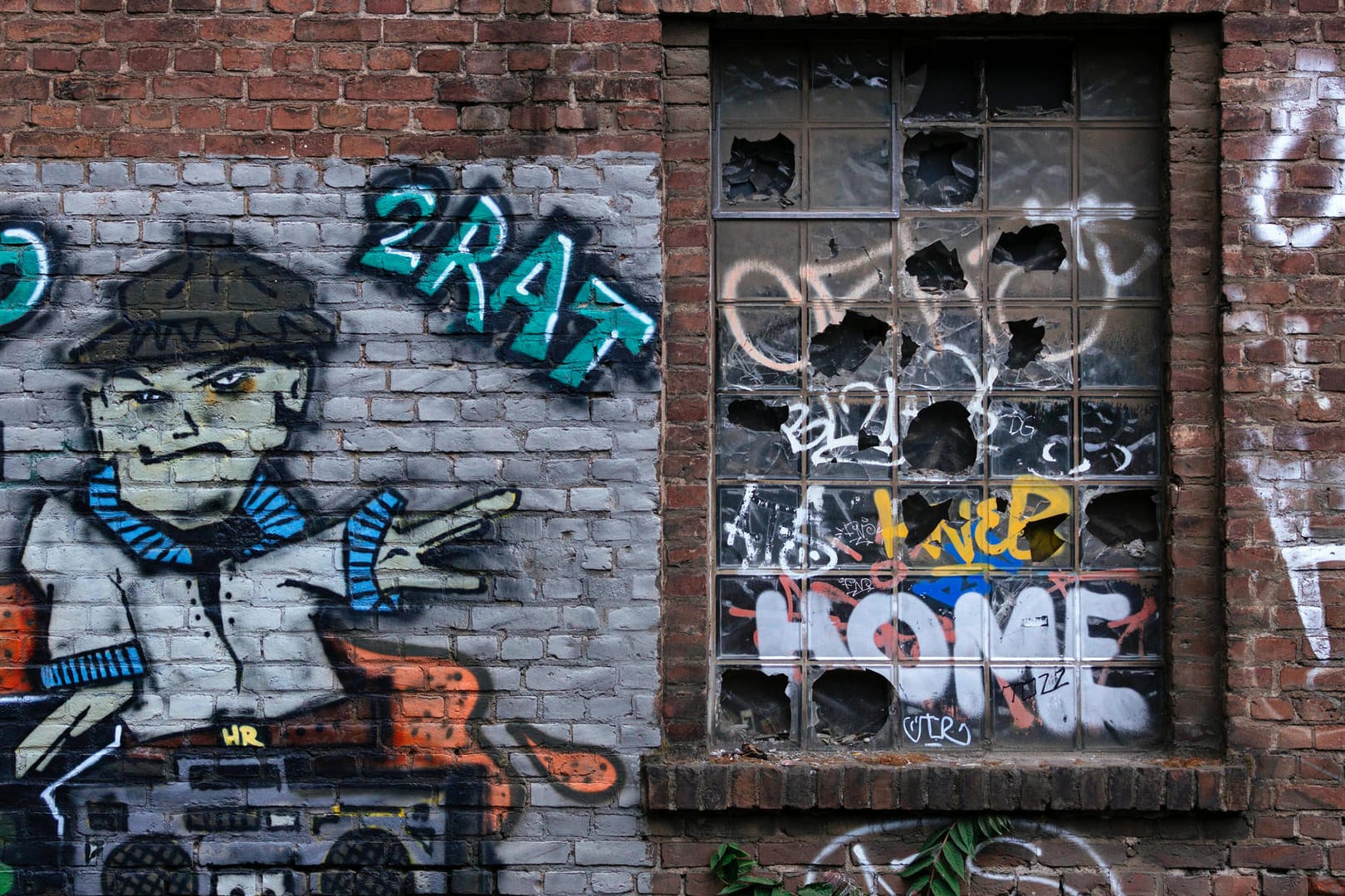 Eingeworfene Fensterscheiben und Graffiti in Poll: Die Zahl von Spray-Aktionen in Köln nimmt zu.