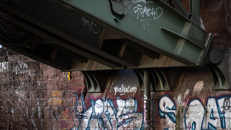 Die Kölner Südbrücke: Ein beliebter Ort für Graffitisprayer.