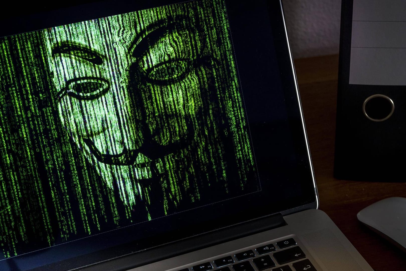 Besuch von Anonymous: Das Hackerkollektiv hat von der Partei "dieBasis" umfangreiche Daten zu den Mitgliedern erlangt.